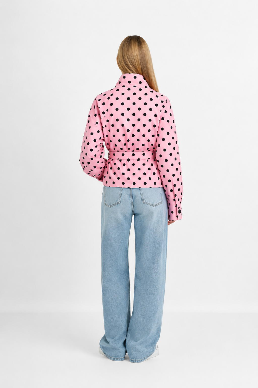 Chaqueta corta rosa de lunares, cuello alto