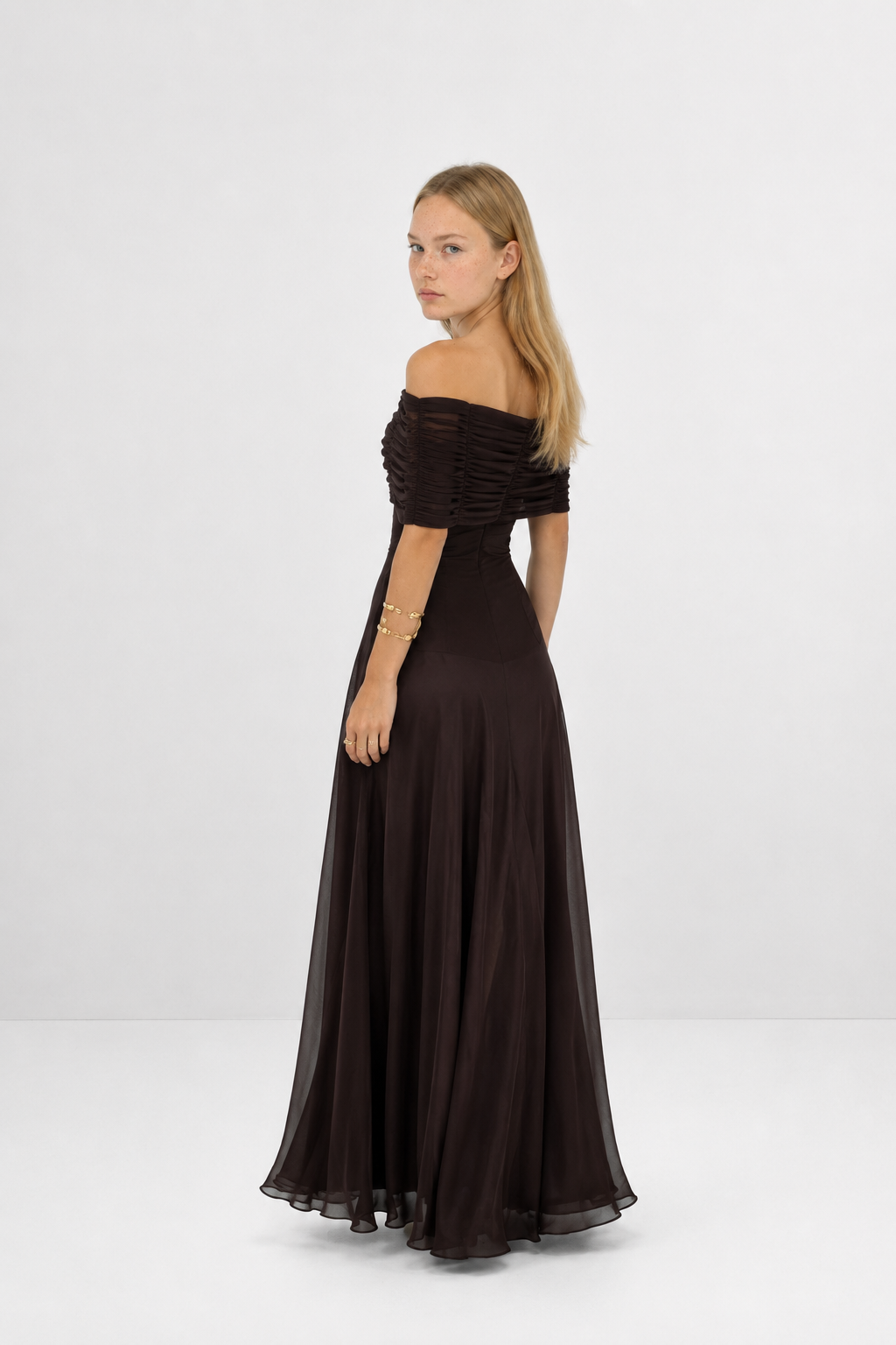 Vestido largo off-shoulder de cintura alta